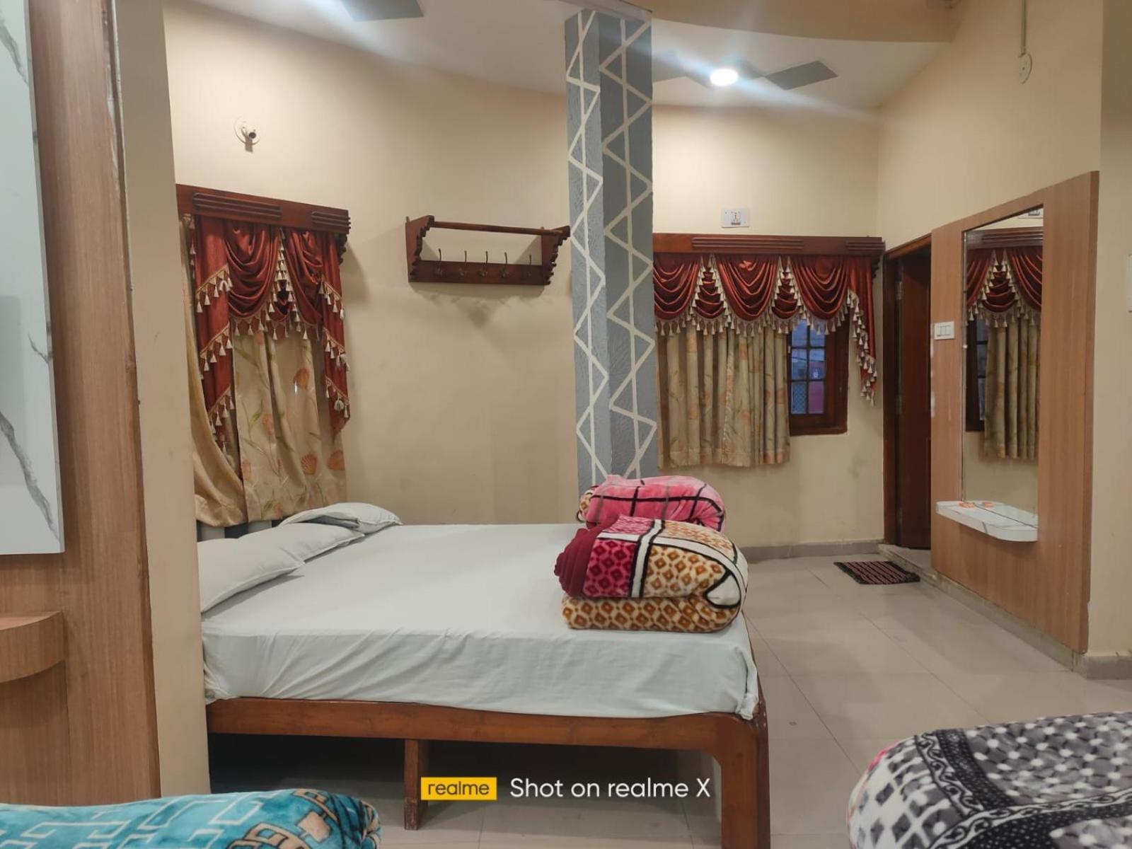Hotel Pleasure Landmark Ujjain Esterno foto