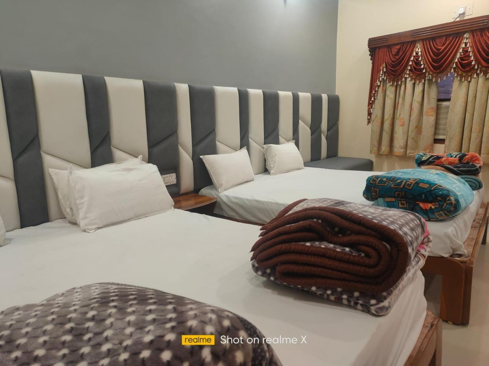 Hotel Pleasure Landmark Ujjain Esterno foto