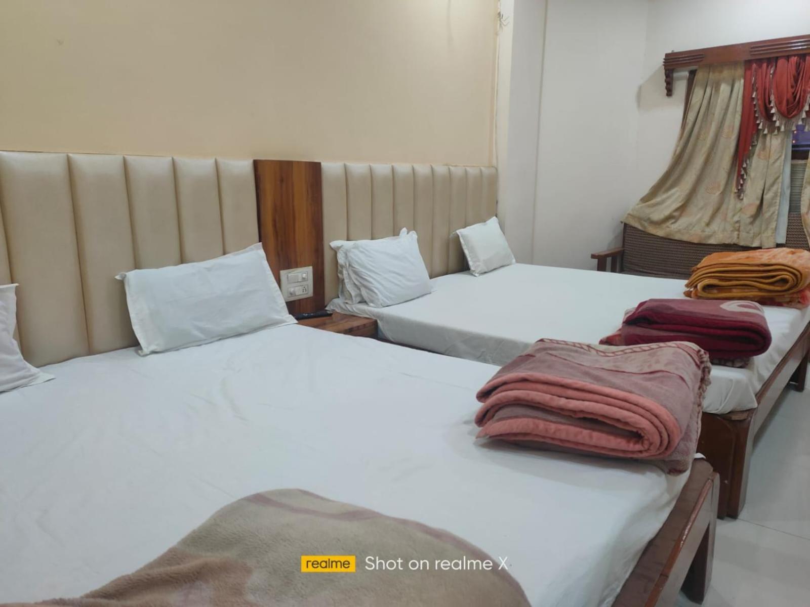 Hotel Pleasure Landmark Ujjain Esterno foto