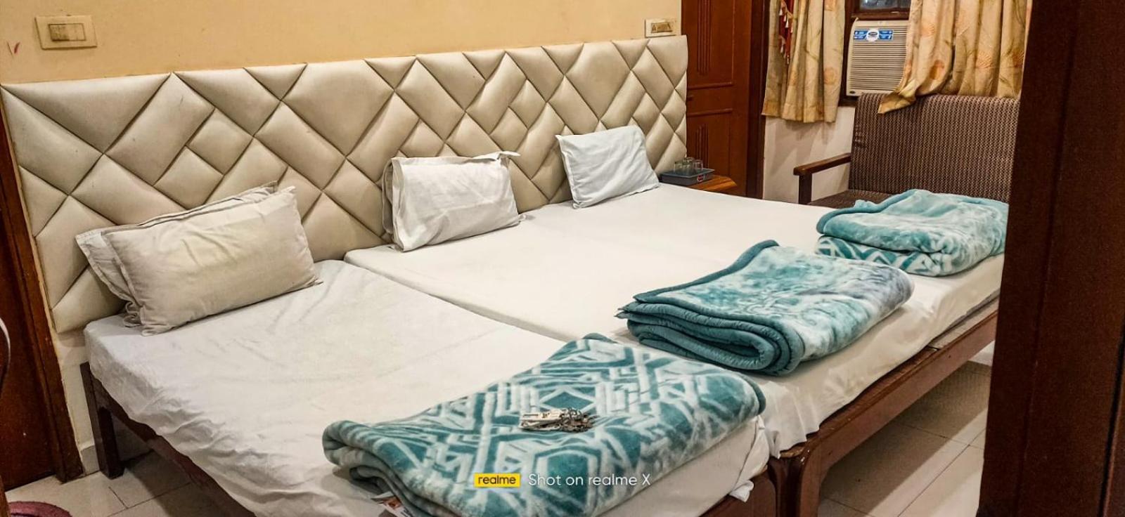Hotel Pleasure Landmark Ujjain Esterno foto