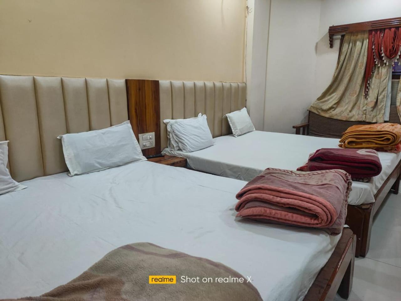 Hotel Pleasure Landmark Ujjain Esterno foto