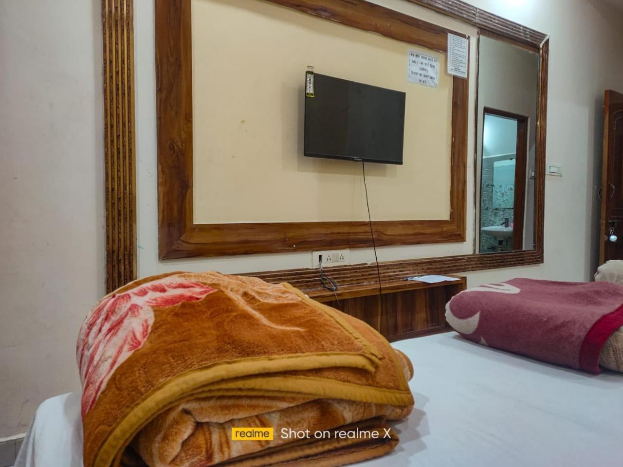 Hotel Pleasure Landmark Ujjain Esterno foto