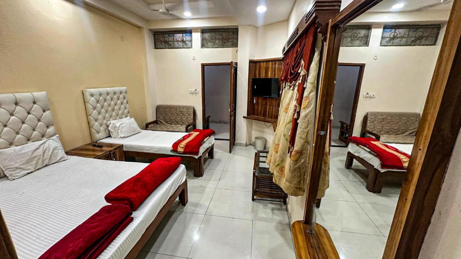 Hotel Pleasure Landmark Ujjain Esterno foto