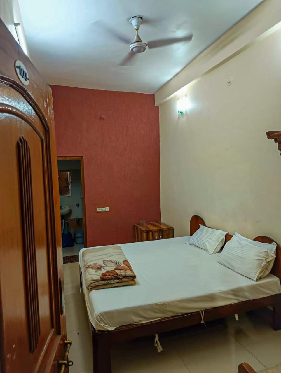 Hotel Pleasure Landmark Ujjain Esterno foto
