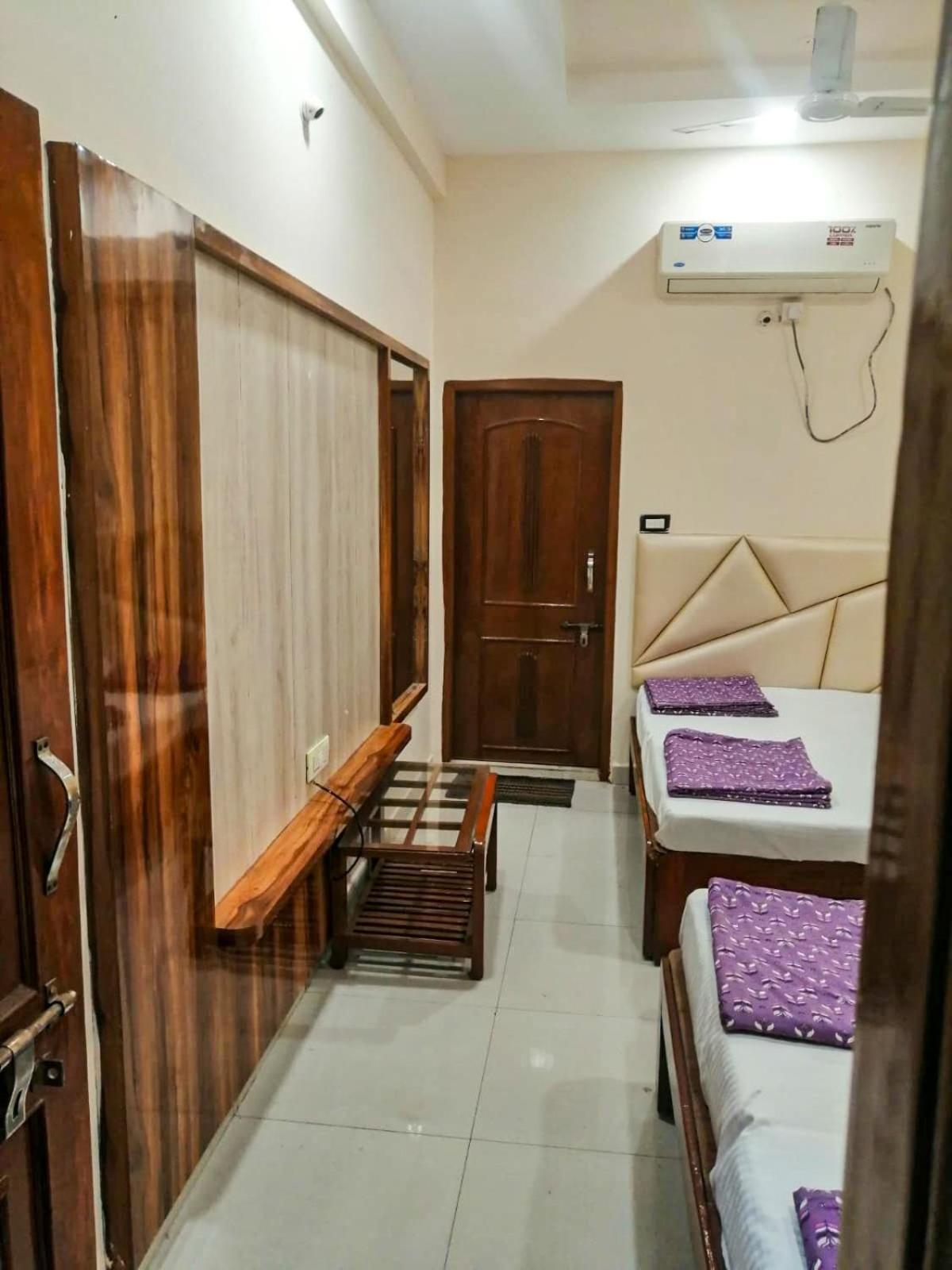 Hotel Pleasure Landmark Ujjain Esterno foto